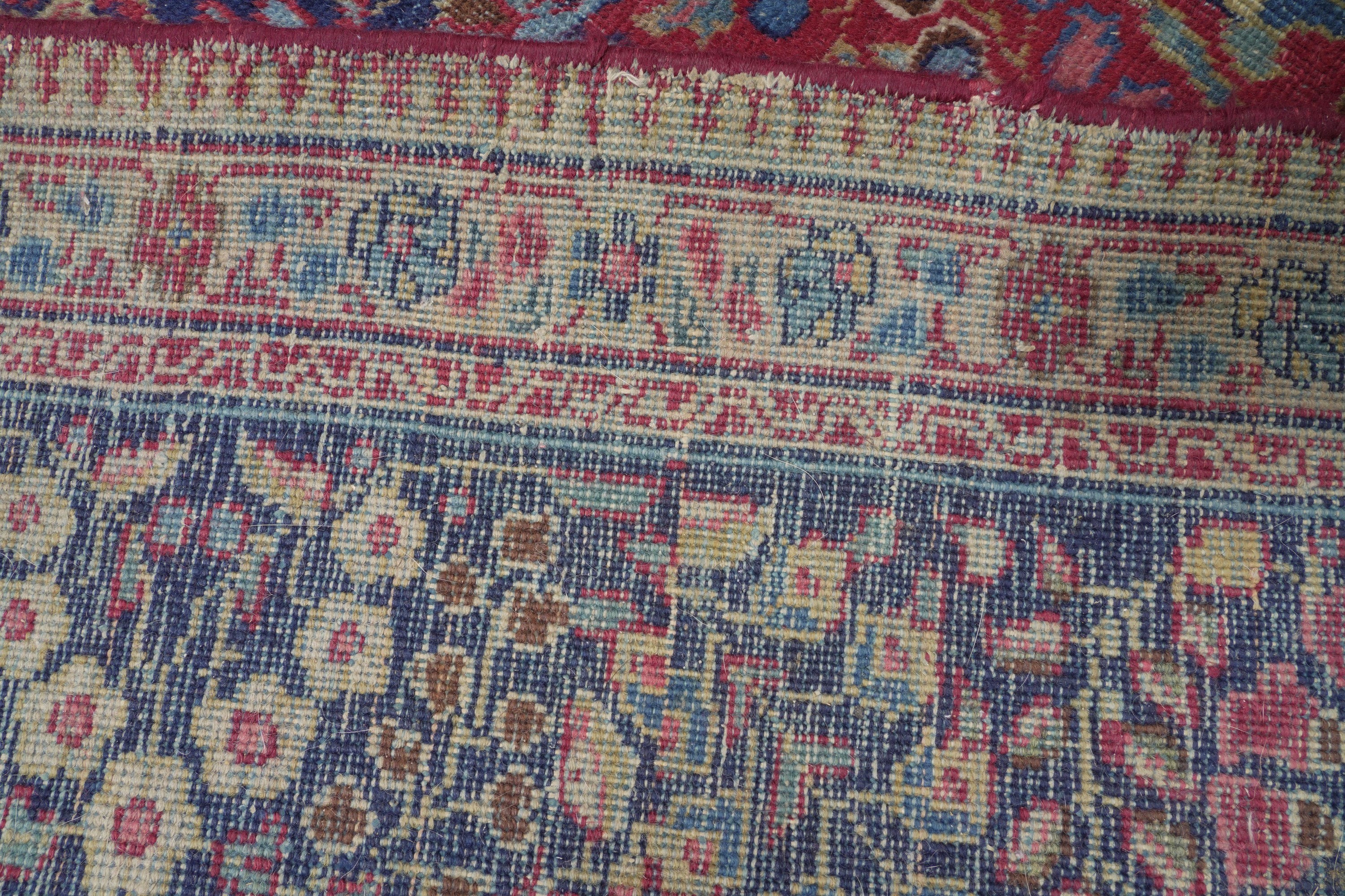 Tappeto di Persia, metà XX secolo, fondo rosso con medaglione centrale blu