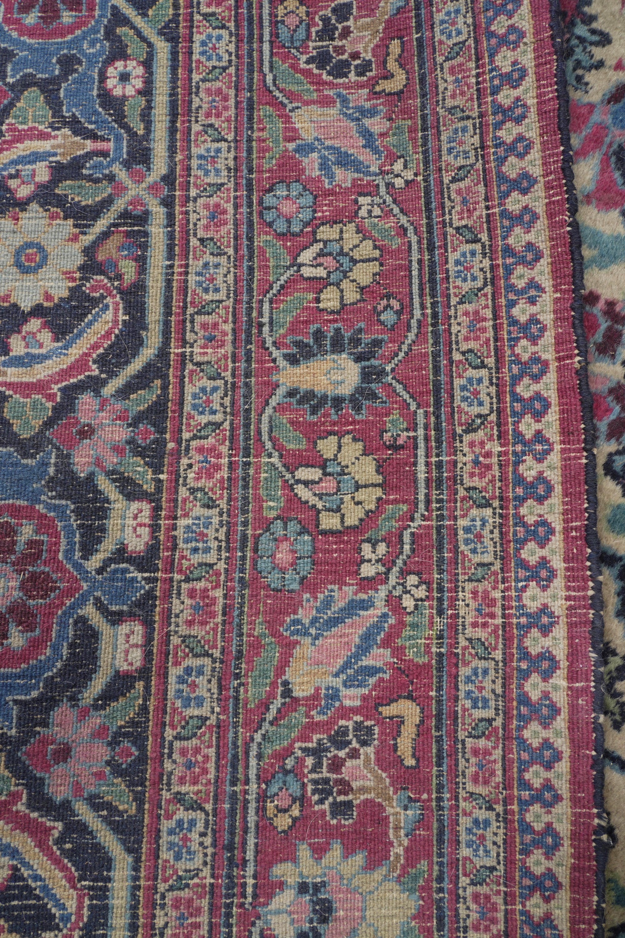 Tappeto Horassan, Persia, inizio XX secolo, campo chiaro con decoro floreale