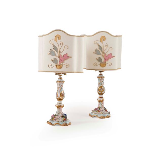 Coppia di candelieri in porcellana adattati a lampada