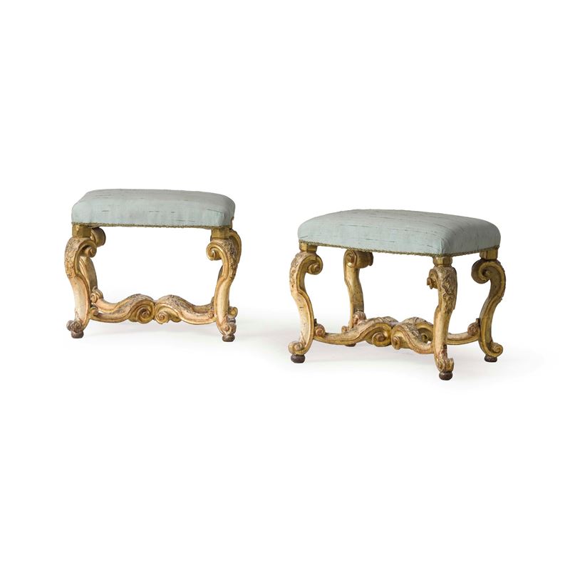 Coppia di panchetti in legno intagliato, laccato e dorato. XVIII secolo  - Auction Antiques - Cambi Casa d'Aste
