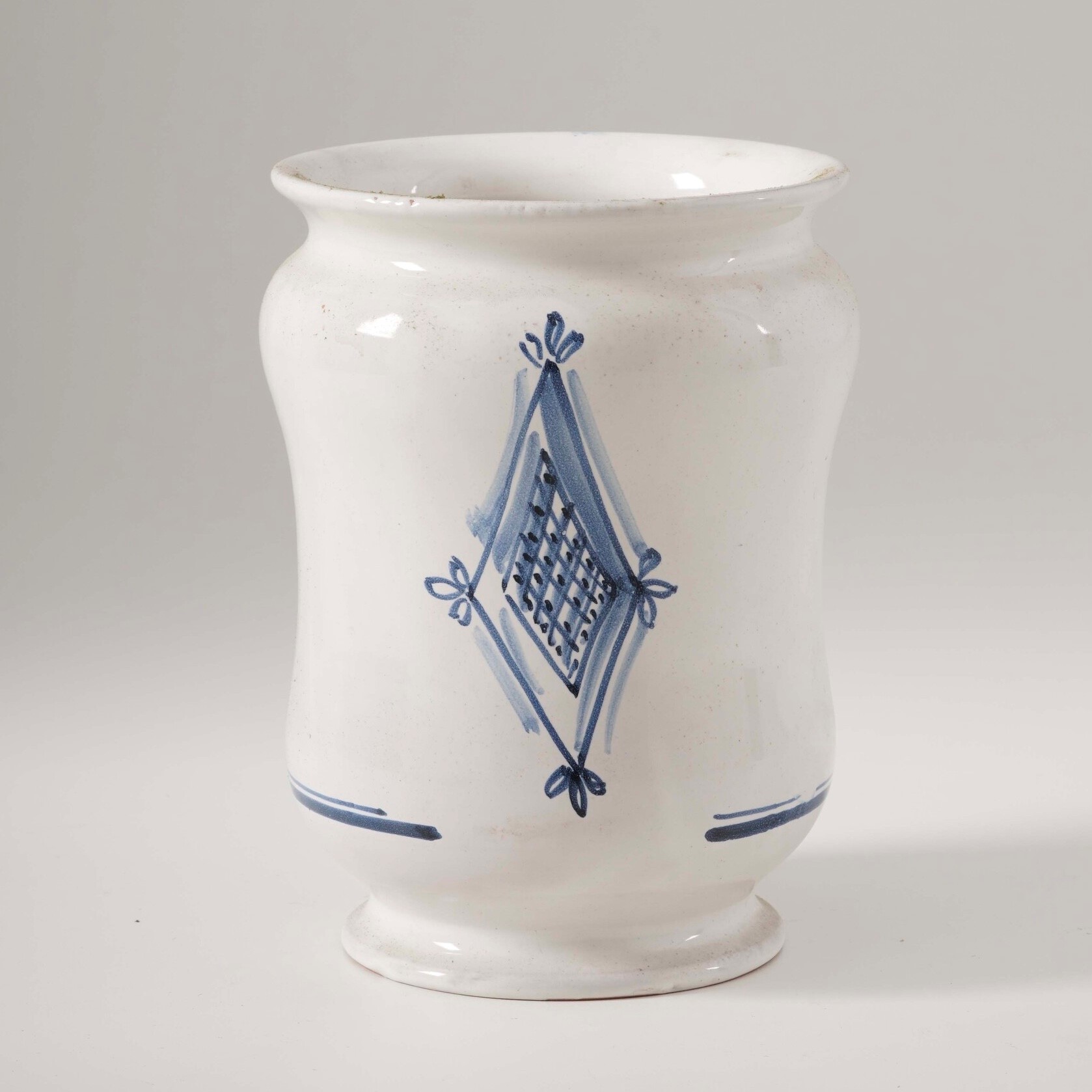 Castelli, Albarello in maiolica con decorazione a simbolo e iscrizione commemorativa