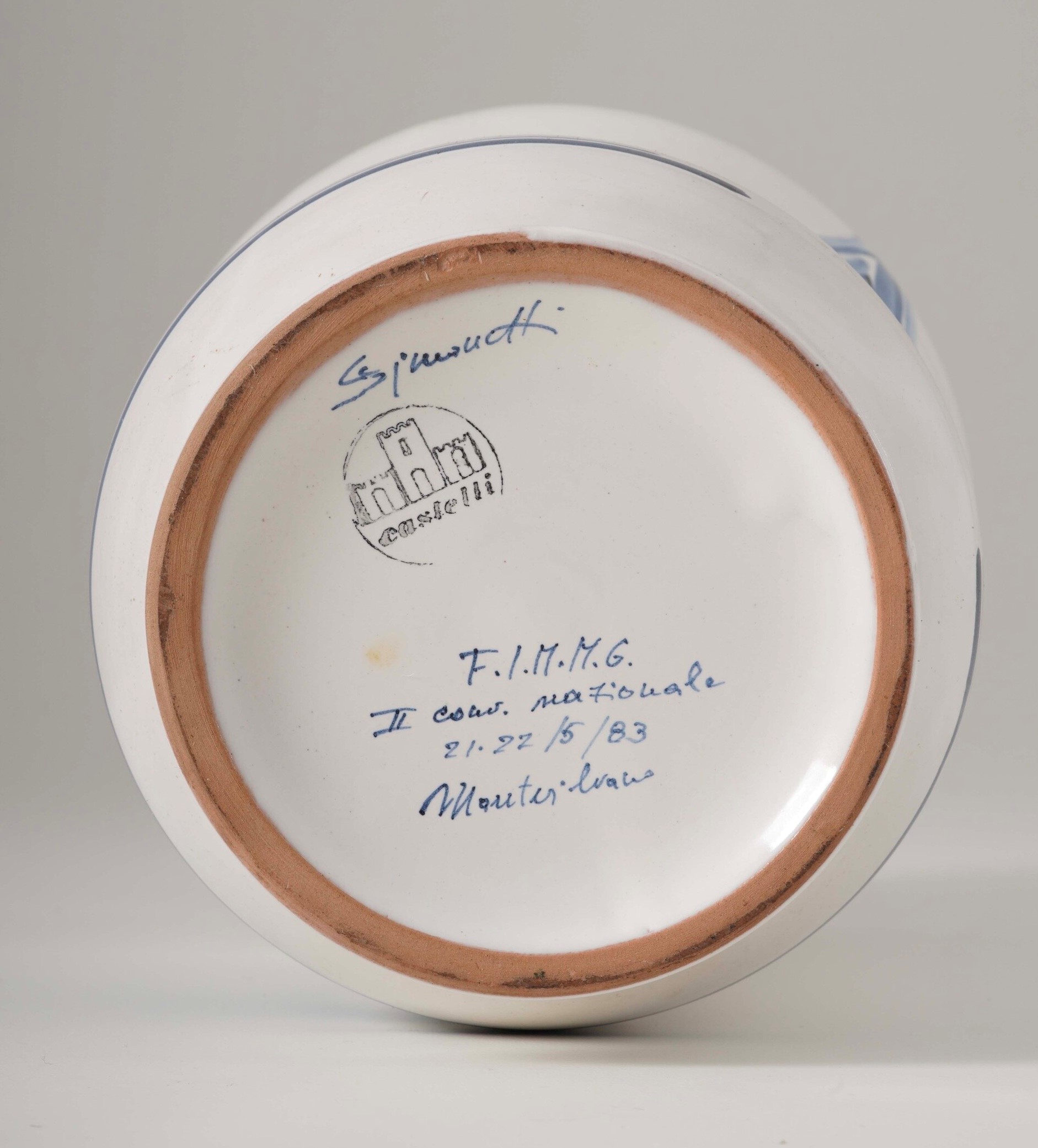 Castelli, Albarello in maiolica con decorazione a simbolo e iscrizione commemorativa