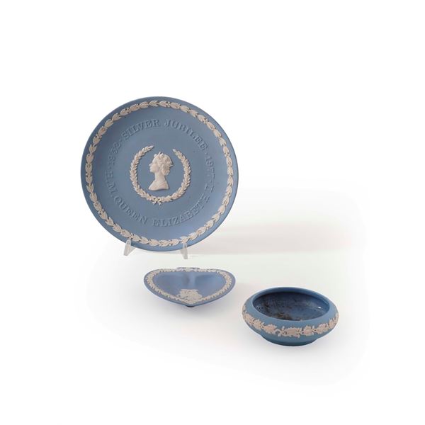 Un piatto (commemorazione Giubileo d’oro) e due posaceneri tipo Wedgwood