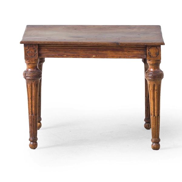 Tavolino in legno intagliato stile Luigi XVI