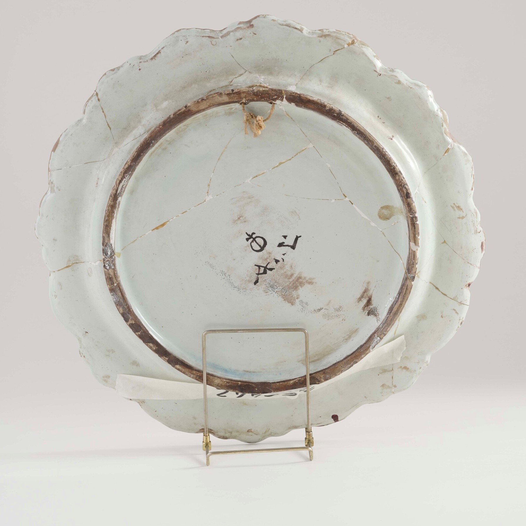 Albisola, grande piatto in maiolica (pseudo marca di Angelo Levantino), primi decenni del XX seco...
