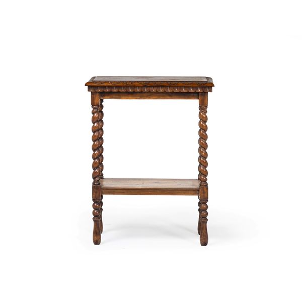 Etagere in legno intagliato