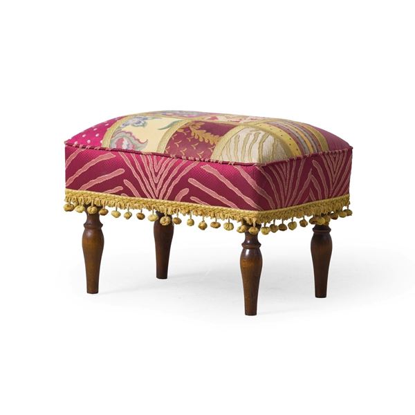 Pouf imbottito con gambe tornite