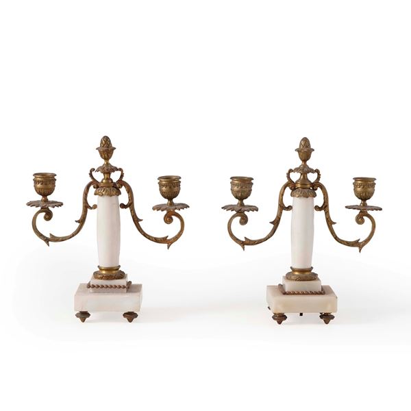 Coppia di candelabri a tre fiamme in alabastro e bronzo
