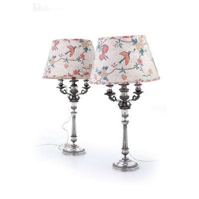 Coppia di candelieri, argento fuso e sagomato, argenteria italiana del XX secolo (apparentemente ...