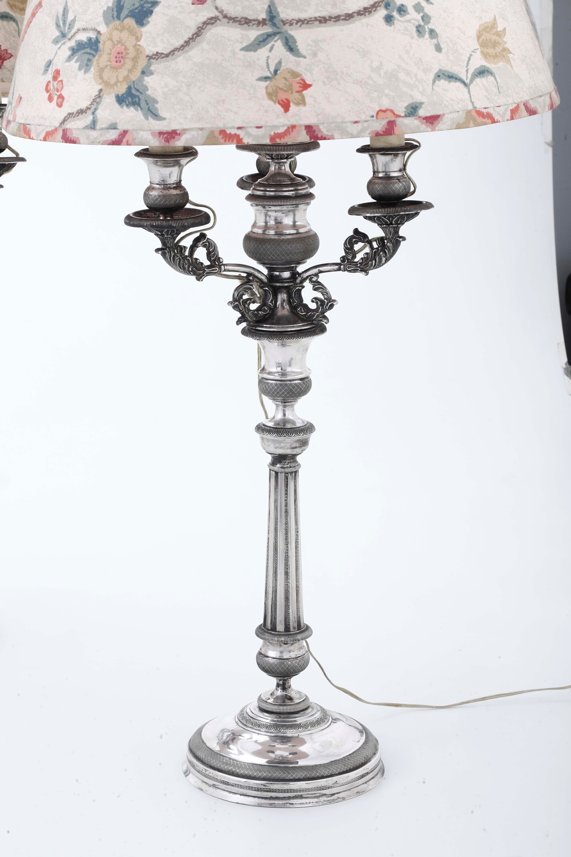 Coppia di candelieri, argento fuso e sagomato, argenteria italiana del XX secolo (apparentemente ...
