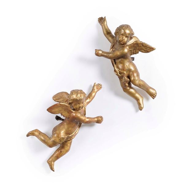Coppia di angeli reggicero in legno intagliato e dorato. XVIII secolo