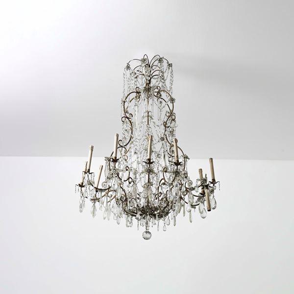 Grande lampadario a 12 luci in metallo e cristalli. XIX-XX secolo