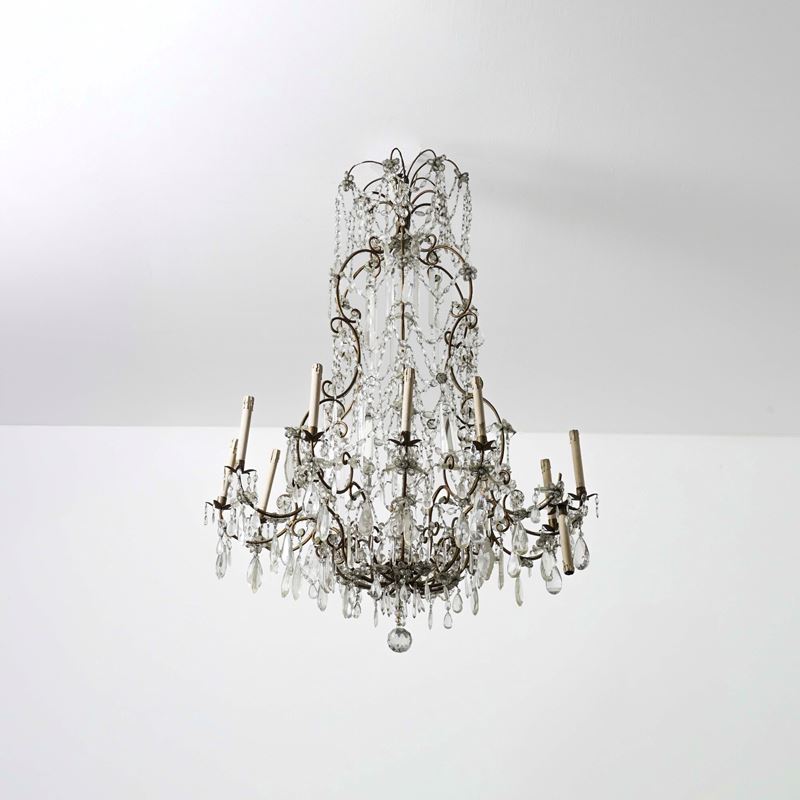 Grande lampadario a 12 luci in metallo e cristalli. XIX-XX secolo  - Auction Antiques - Cambi Casa d'Aste