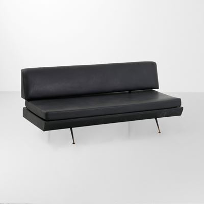 Divano in metallo laccato con rivestimento in skai e puntali in ottone, produzione italiana, ca. ...
