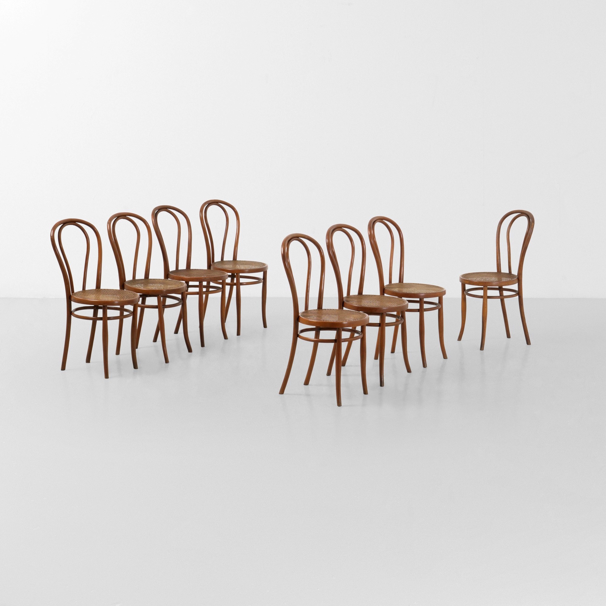 Thonet - Otto sedie in legno curvato con sedute in paglia di Vienna