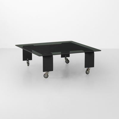 Tavolo basso su ruote, struttura in metallo laccato e piano in cristallo colorato (Italia, circa ...
