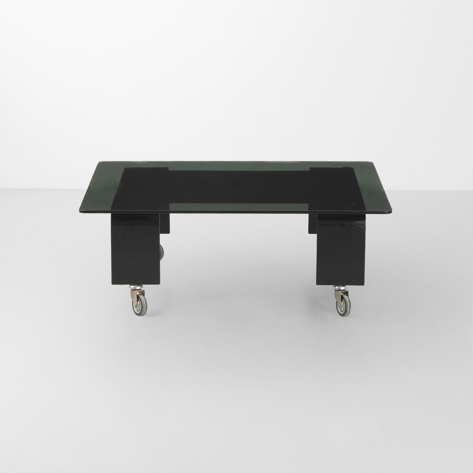 Tavolo basso su ruote, struttura in metallo laccato e piano in cristallo colorato (Italia, circa ...