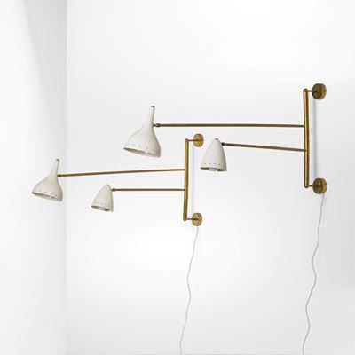 Produzione italiana, Due lampade da parete orientabili, struttura in ottone e diffusori in metall...