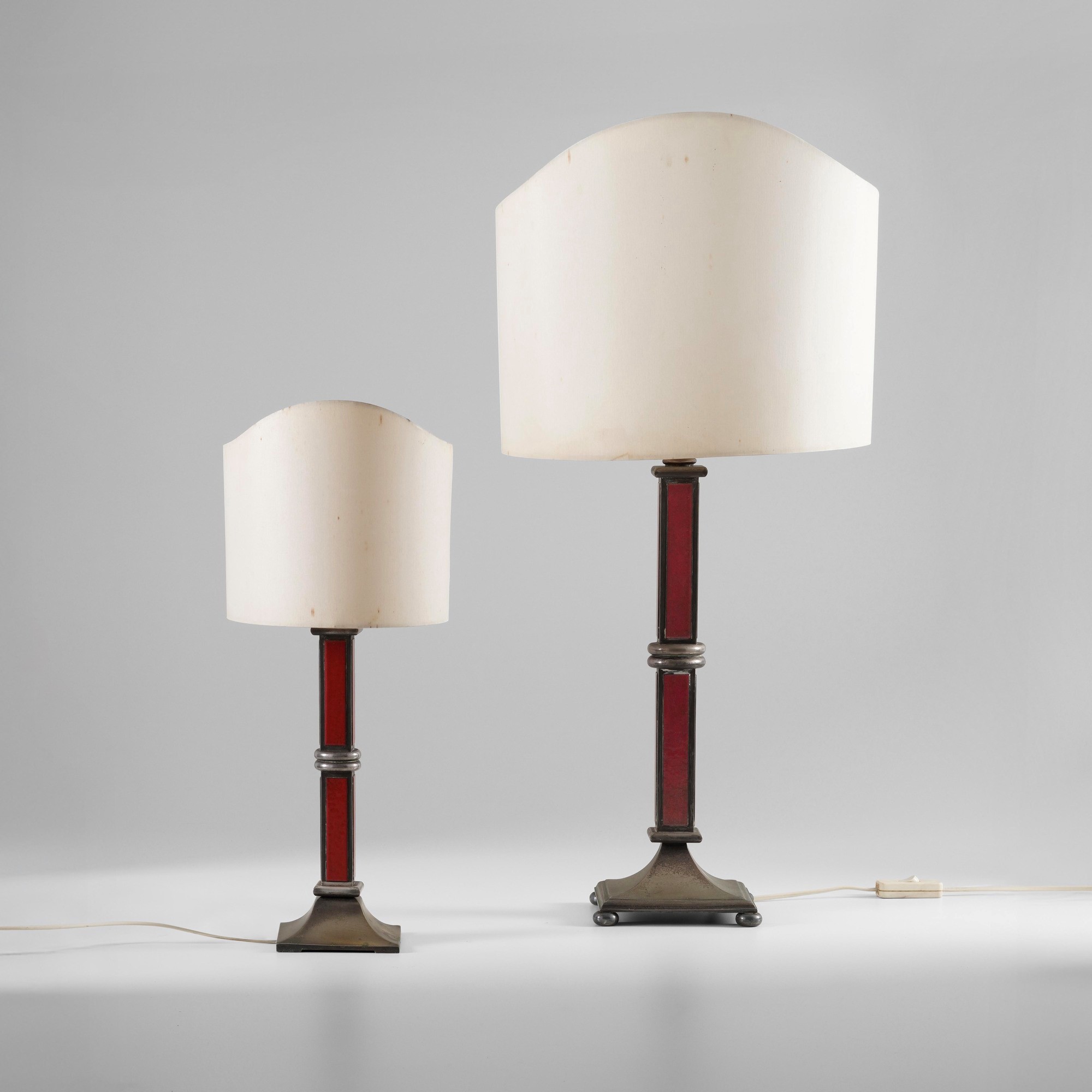 Lampade da tavolo a struttura in metallo con decoro smaltato, paralume in tessuto (produzione cir...