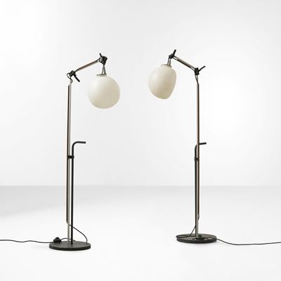 Due lampade da terra mod. “Aggregato”, metallo laccato e vetro opalino