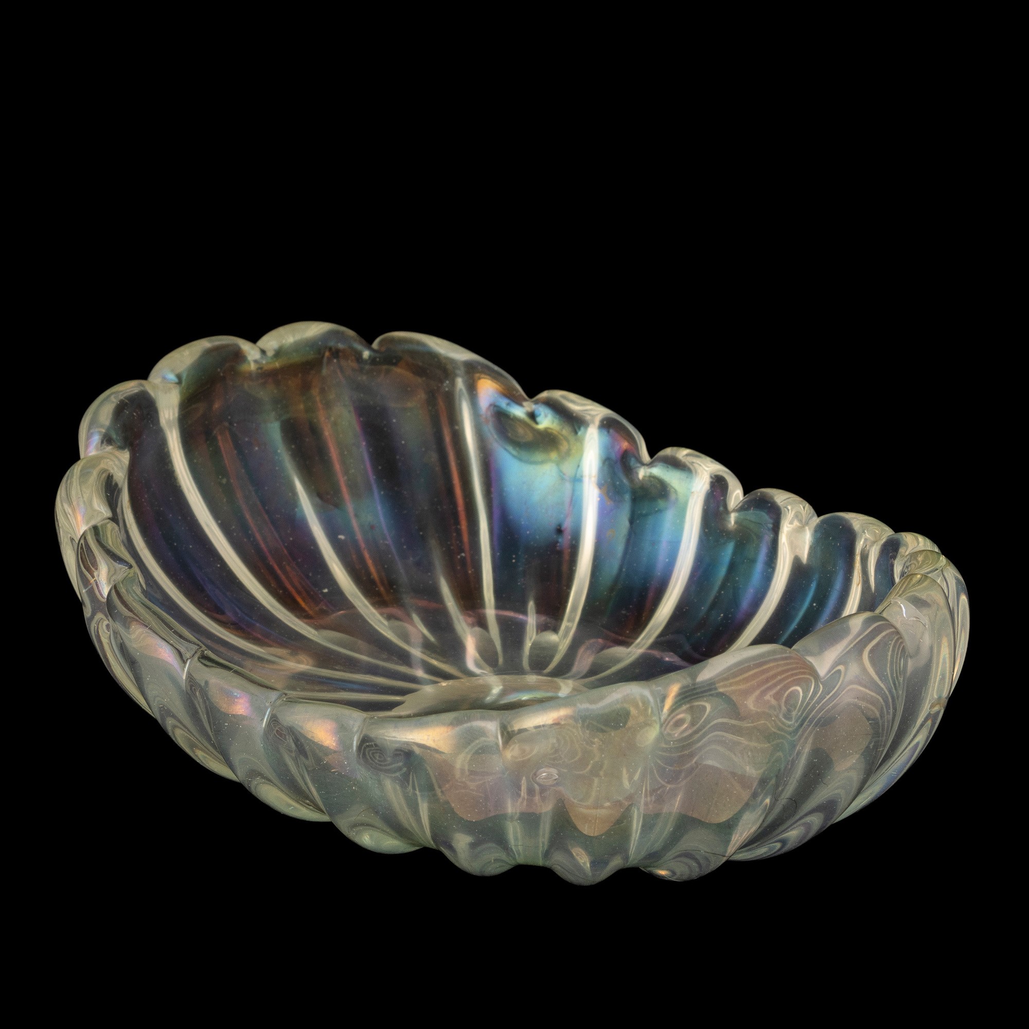 Barovier & Toso, Centrotavola ovale a barca in vetro costolato iridato, Murano, 1940 ca