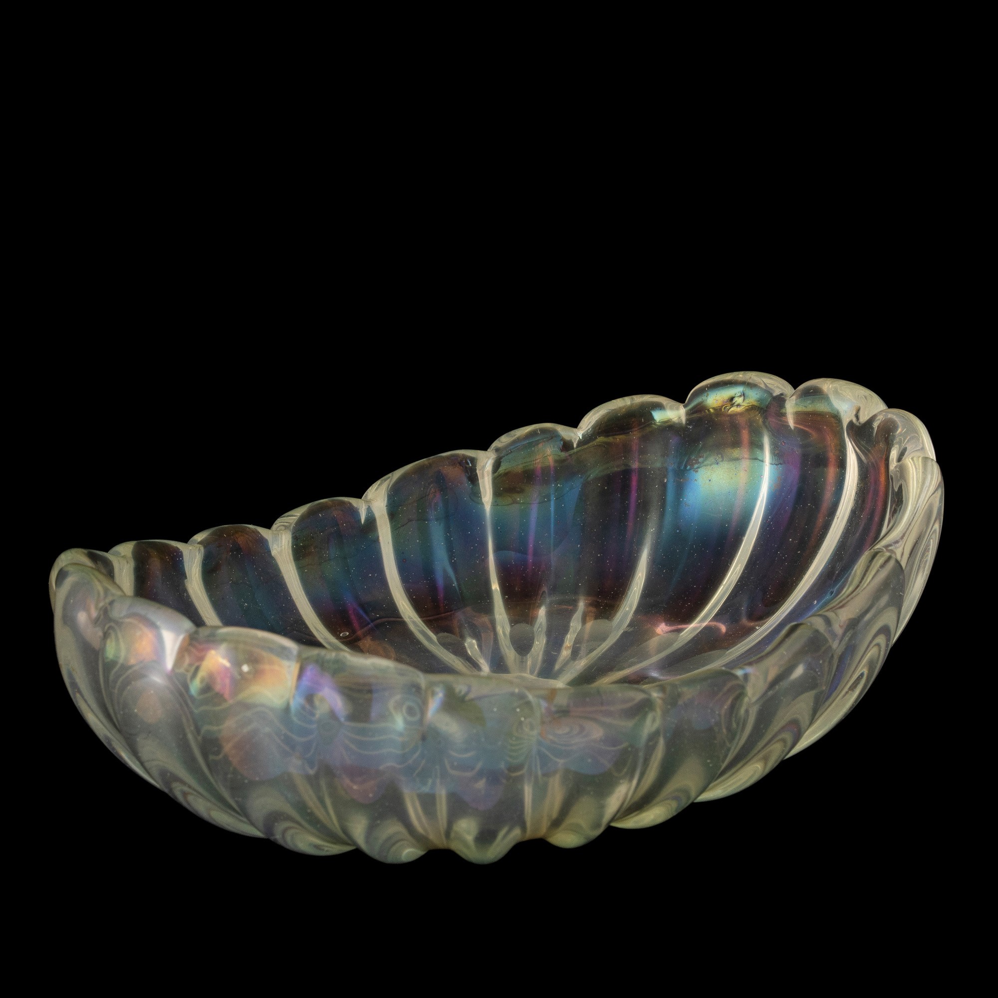 Barovier & Toso, Centrotavola ovale a barca in vetro costolato iridato, Murano, 1940 ca