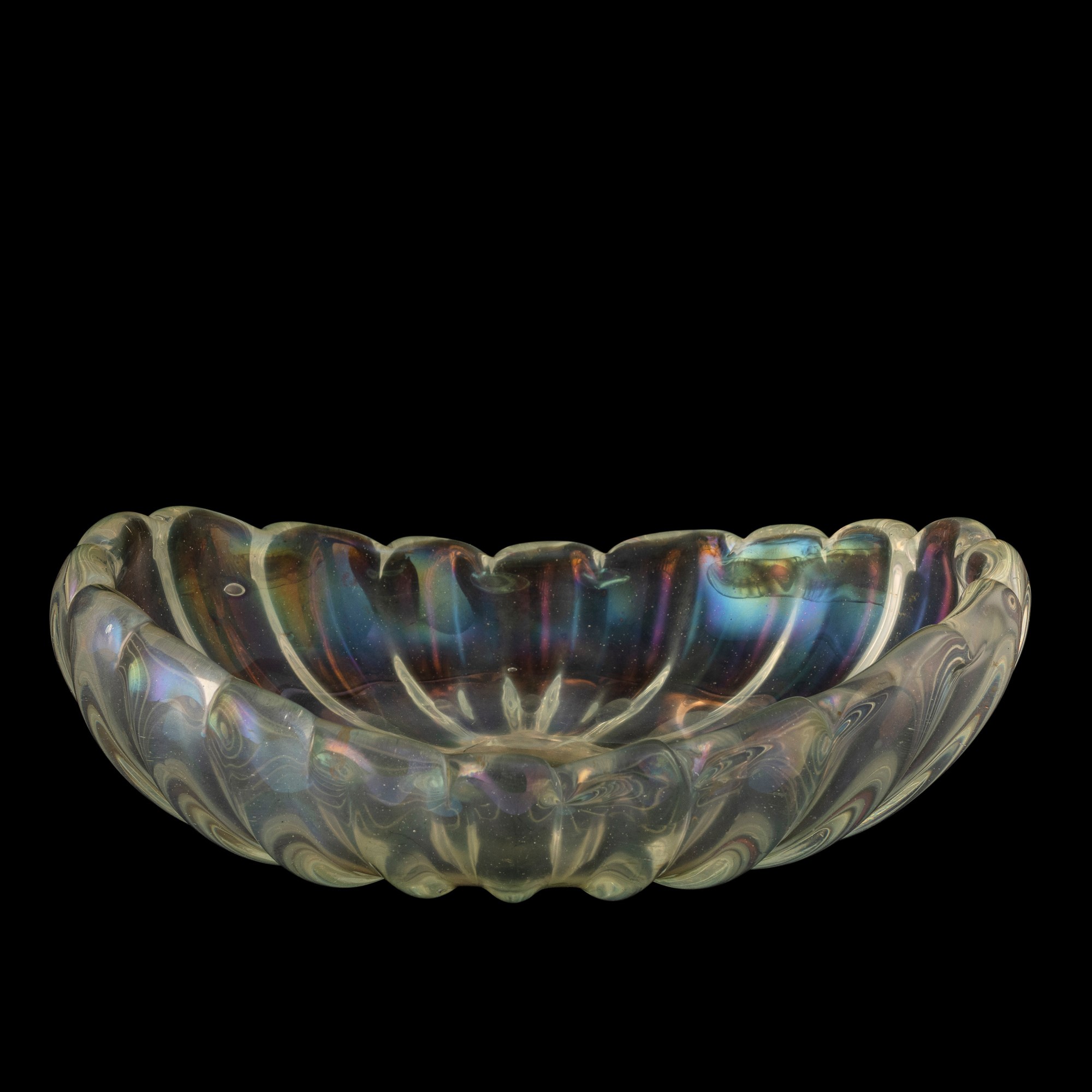 Barovier & Toso, Centrotavola ovale a barca in vetro costolato iridato, Murano, 1940 ca