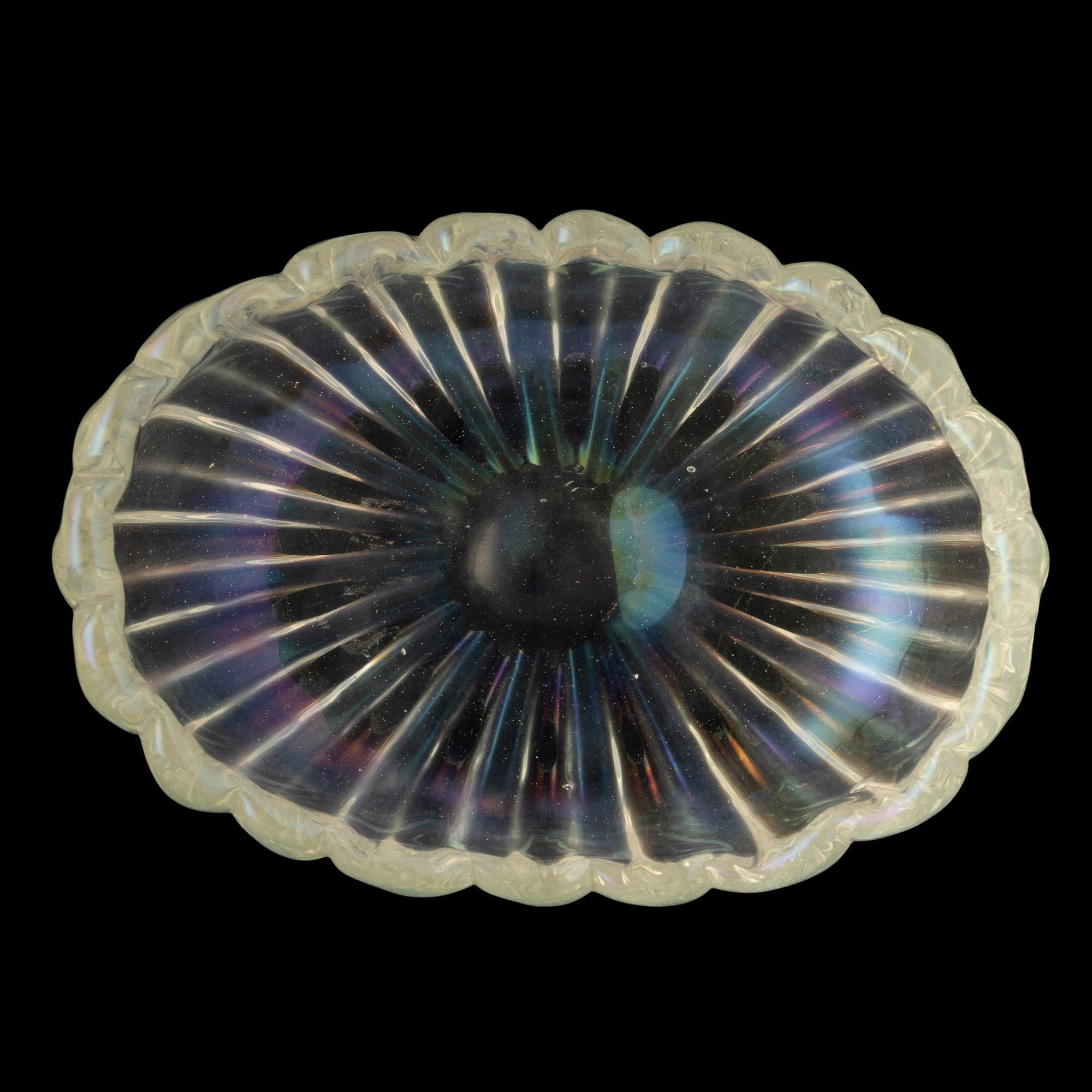 Barovier & Toso, Centrotavola ovale a barca in vetro costolato iridato, Murano, 1940 ca