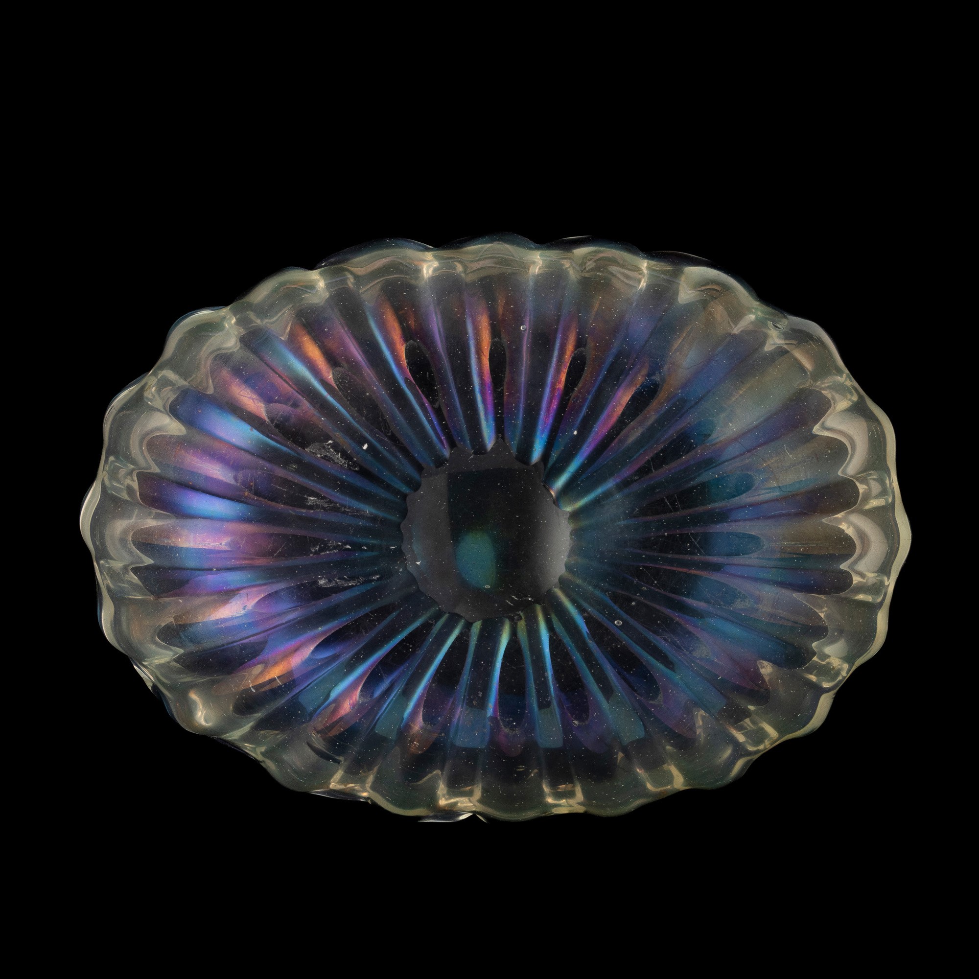 Barovier & Toso, Centrotavola ovale a barca in vetro costolato iridato, Murano, 1940 ca