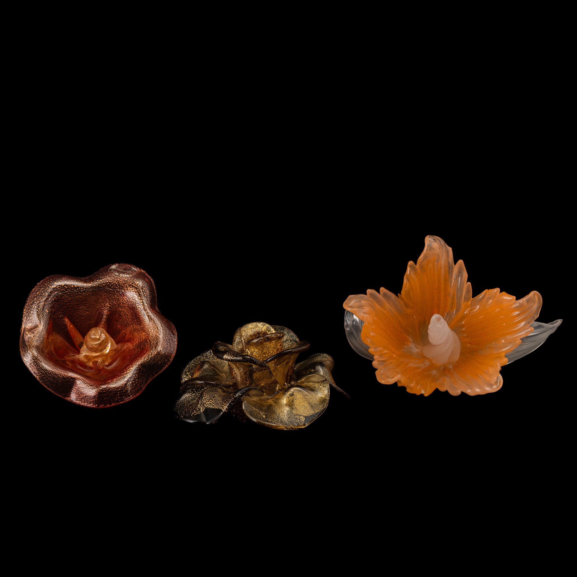 Archimede Seguso, Tre soprammobili a forma di fiore, vetro soffiato policromo con inclusioni in f...