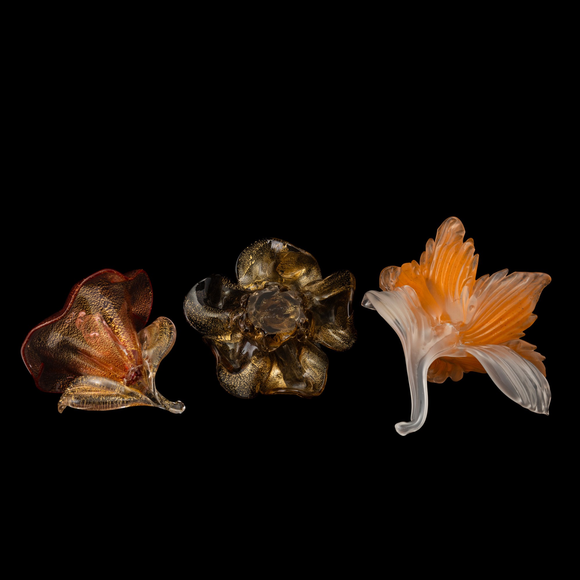 Archimede Seguso, Tre soprammobili a forma di fiore, vetro soffiato policromo con inclusioni in f...