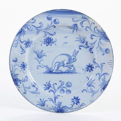 Piatto in maiolica, Pavia, inizi del XVIII secolo