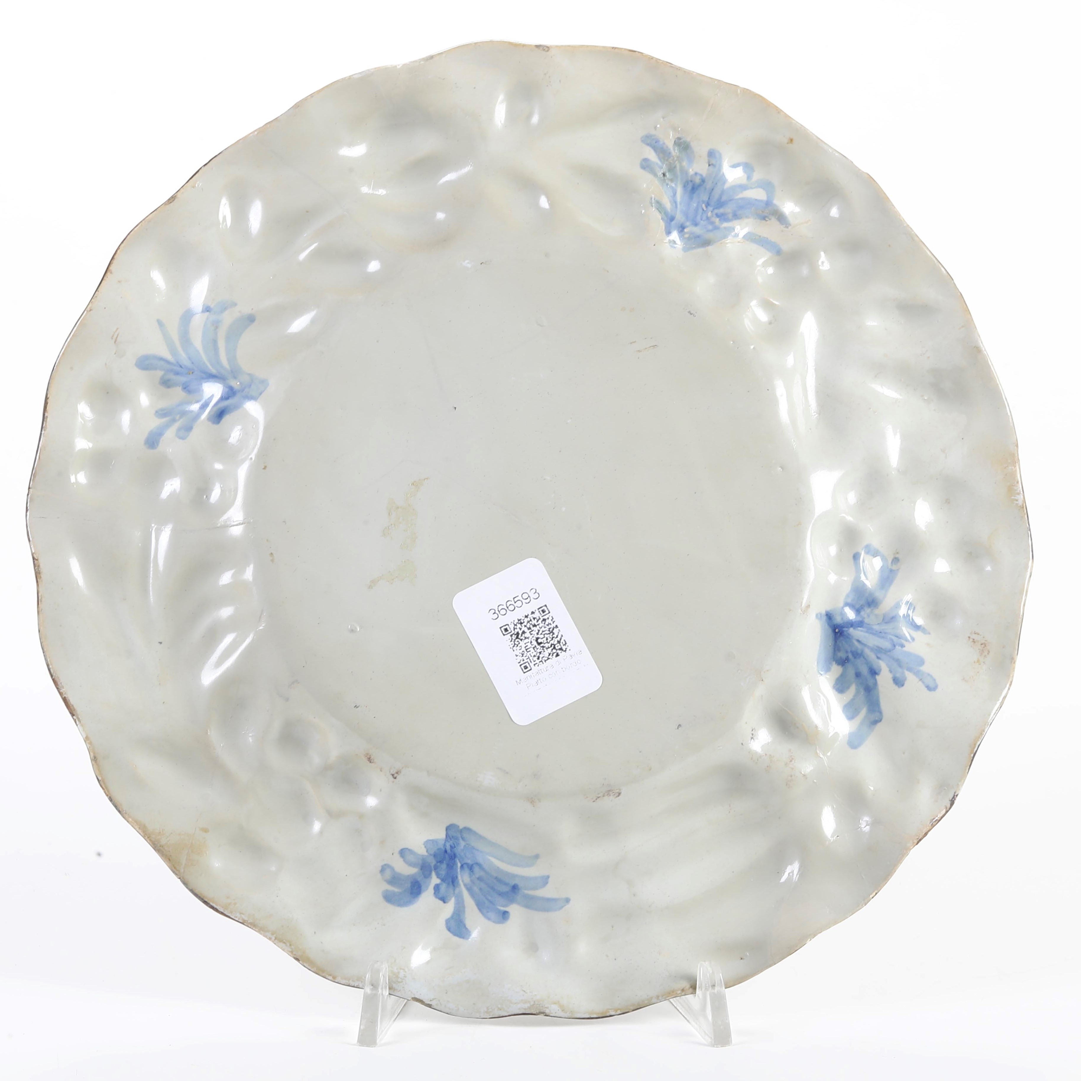 Piatto in maiolica, Pavia, fine XVII – inizio XVIII secolo