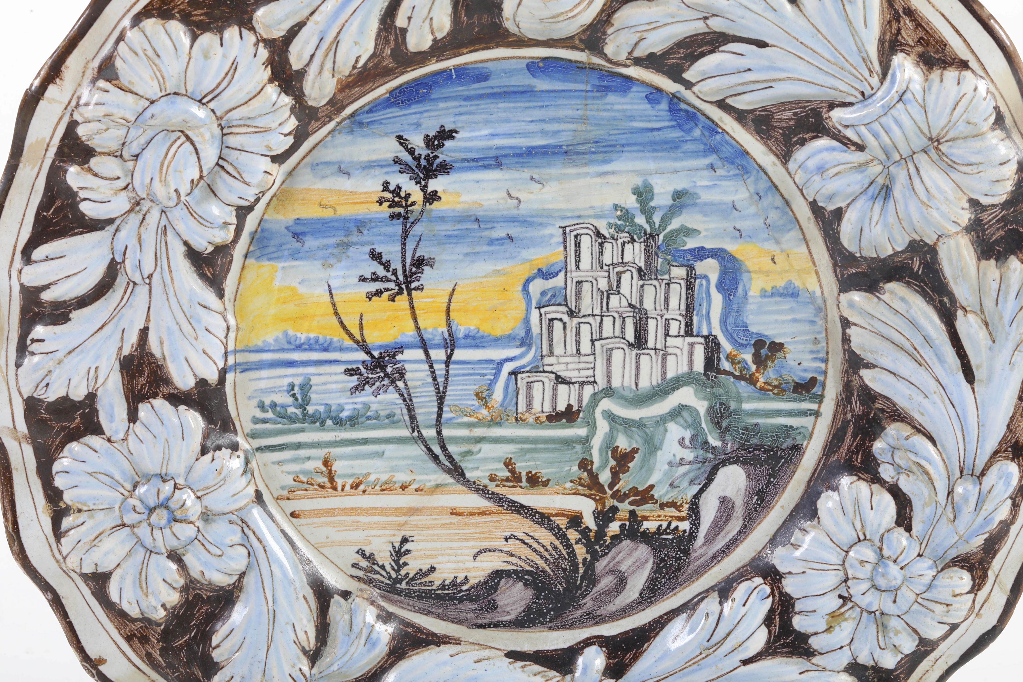 Piatto in maiolica, Pavia, fine XVII – inizio XVIII secolo