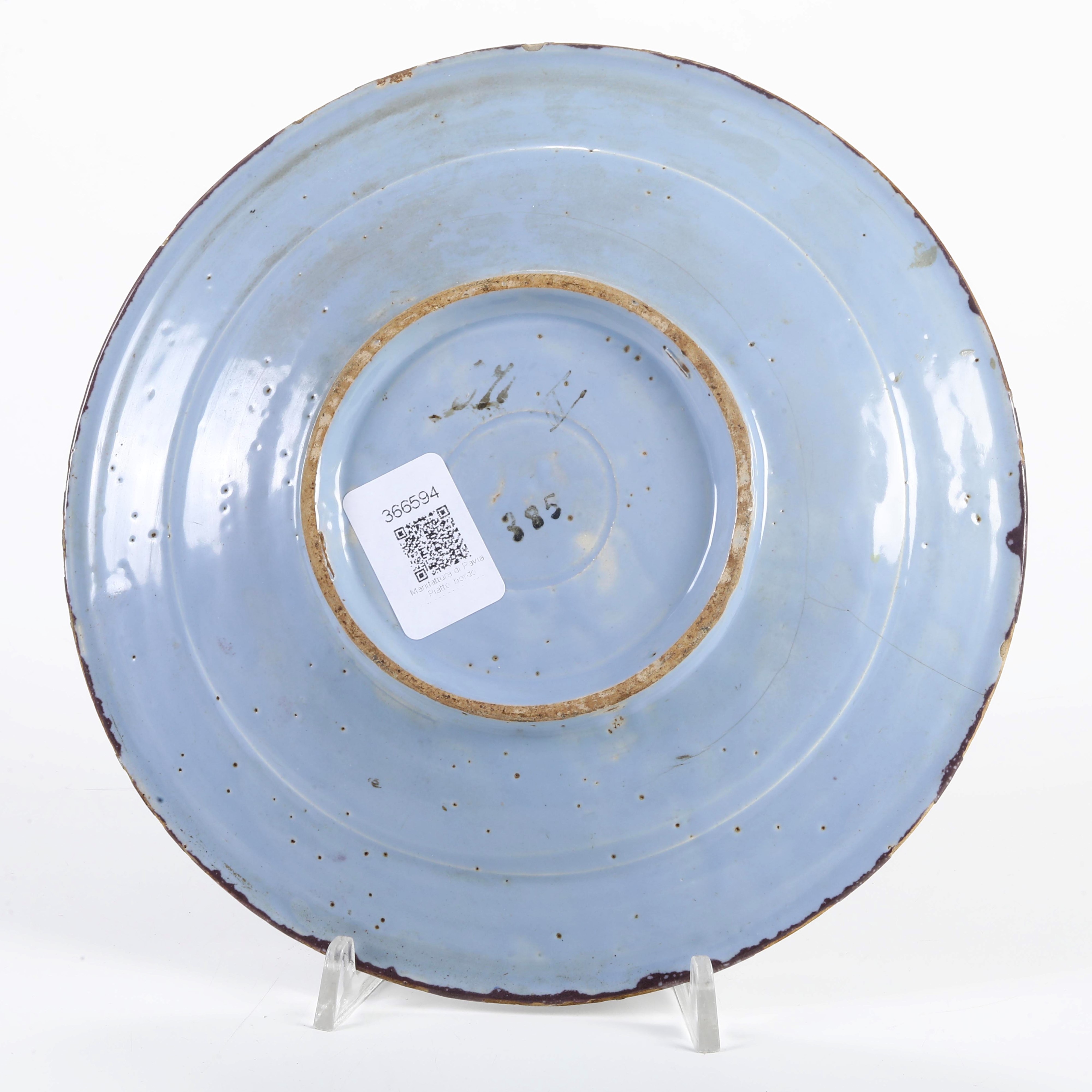 Maiolica, Piatto da parete o da portata, Pavia, inizio del XVIII secolo