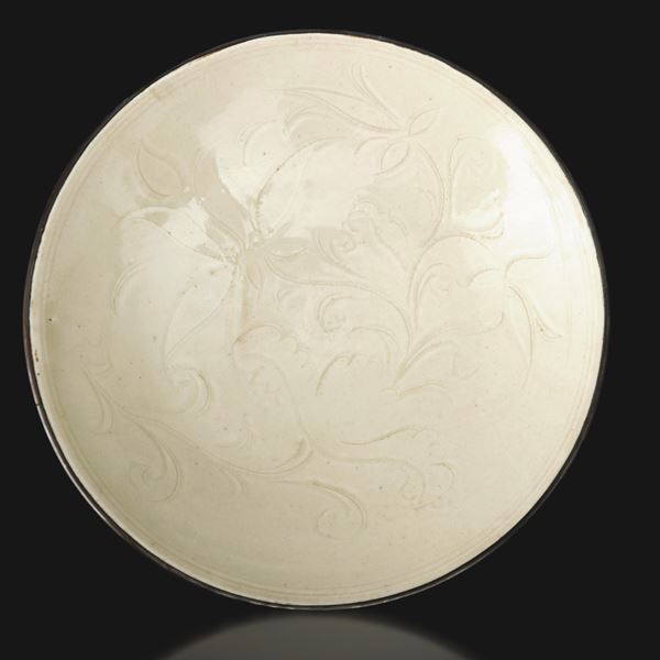 Piatto in porcellana Ding con decori floreali incisi, Cina, Song del Nord (960-1127)