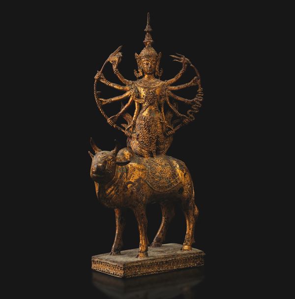 Figura di divinità multibraccia su bue in bronzo dorato, Thailandia, XIX secolo
