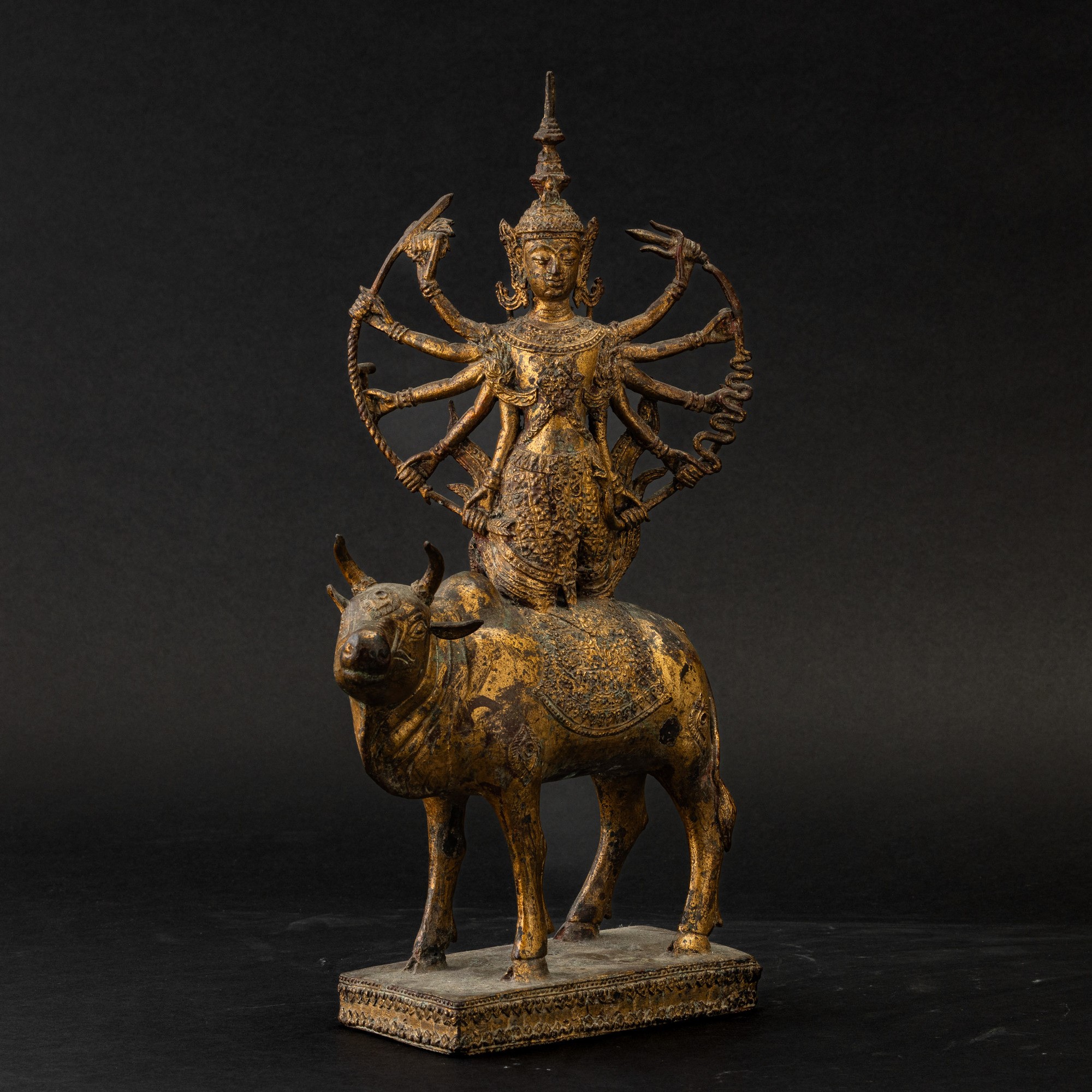 Thailandia, Figura di divinità multibraccia su bue, bronzo dorato, XIX secolo