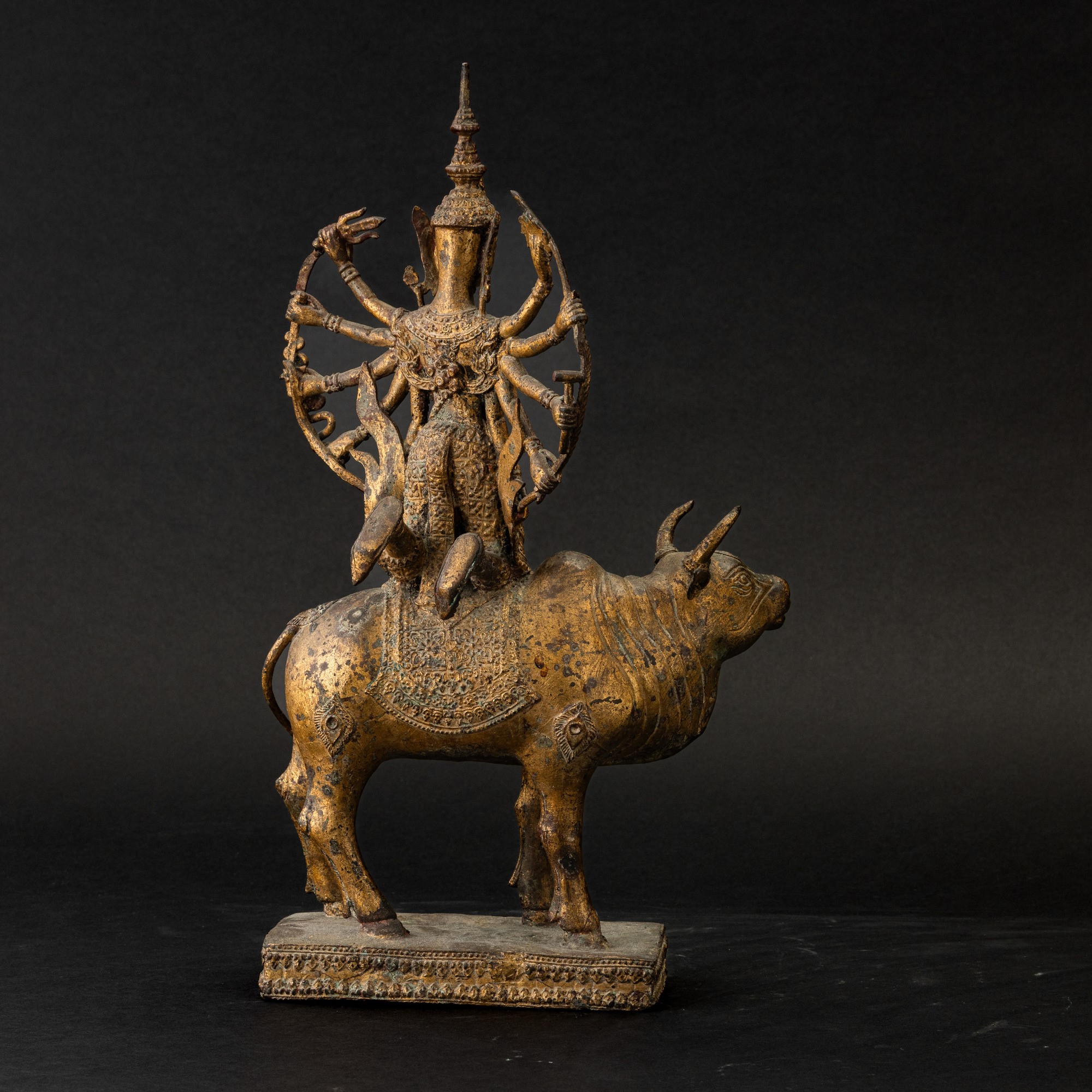 Thailandia, Figura di divinità multibraccia su bue, bronzo dorato, XIX secolo