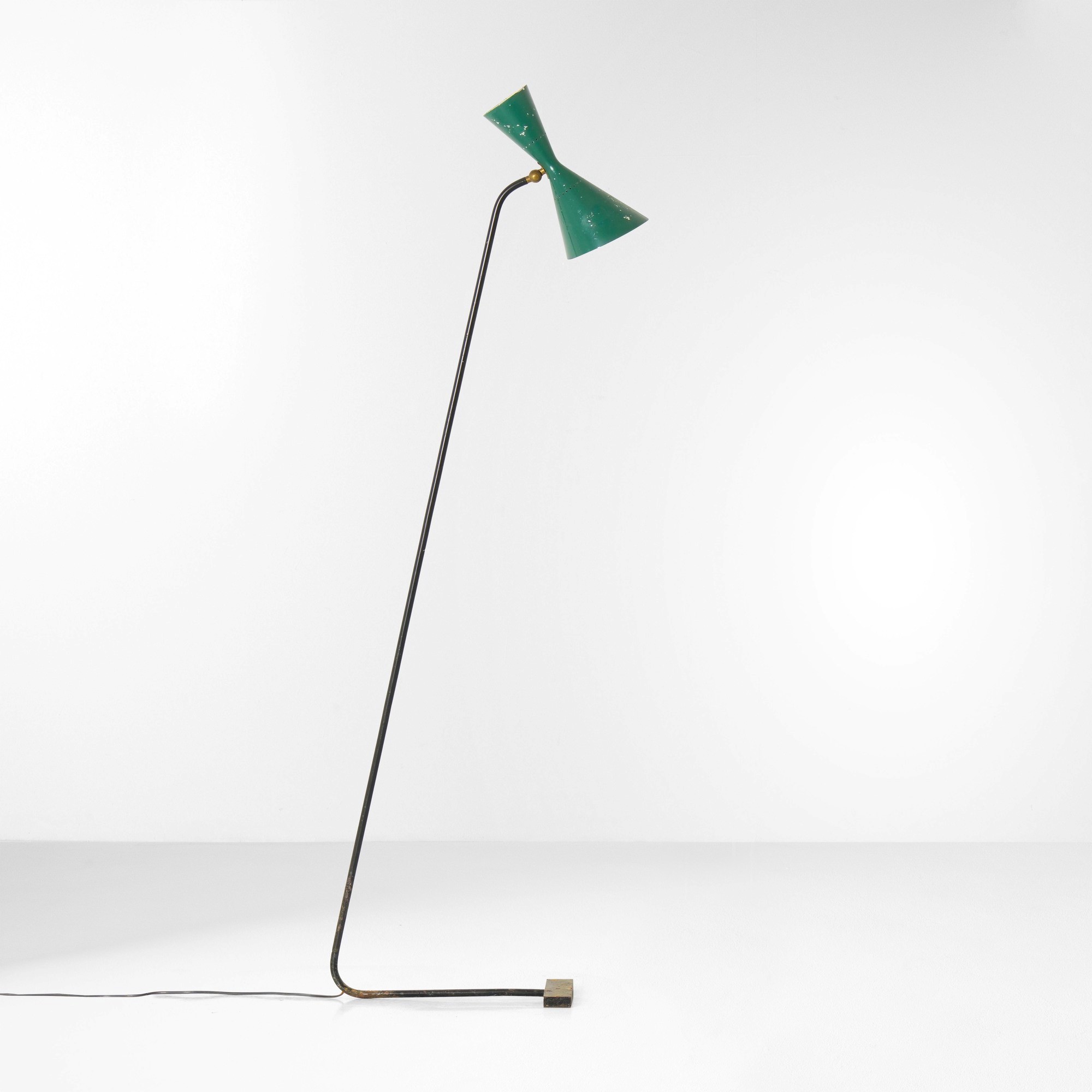 Lampada da terra, struttura in metallo tubolare e diffusore in metallo laccato