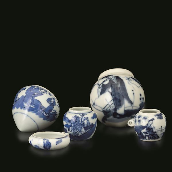 Lotto composto da cinque mangiatoie da gabbia volatili in porcellana bianca e blu per volatili, Cina, Dinastia Qing, XVIII secolo