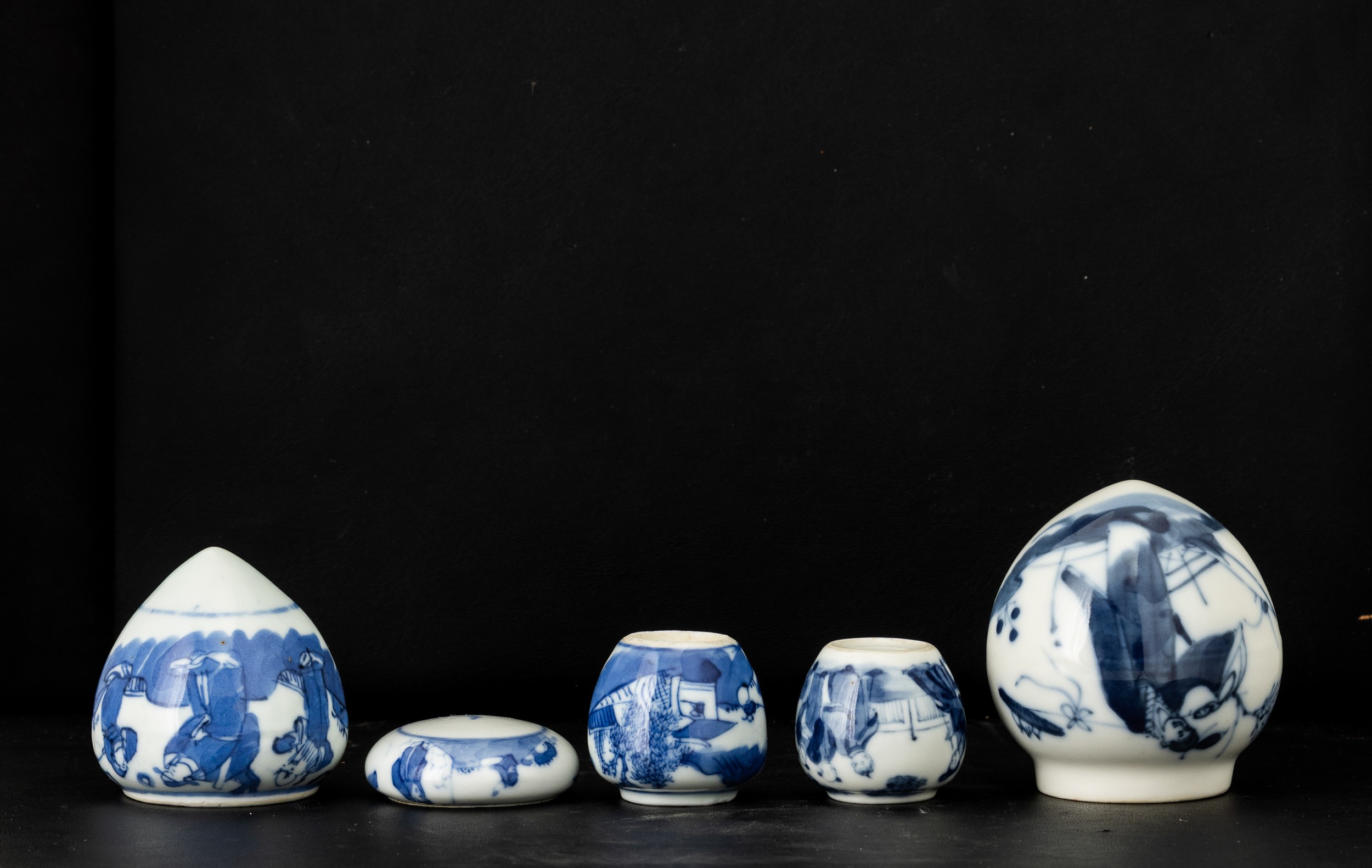 Cina, Mangiatoie per volatili in porcellana bianca e blu (cinque pezzi), Dinastia Qing, XVIII sec...