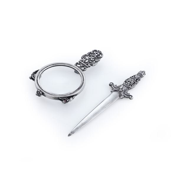 Set da scrivania composto da fermacarte e lente. Argenteria milanese del XX secolo