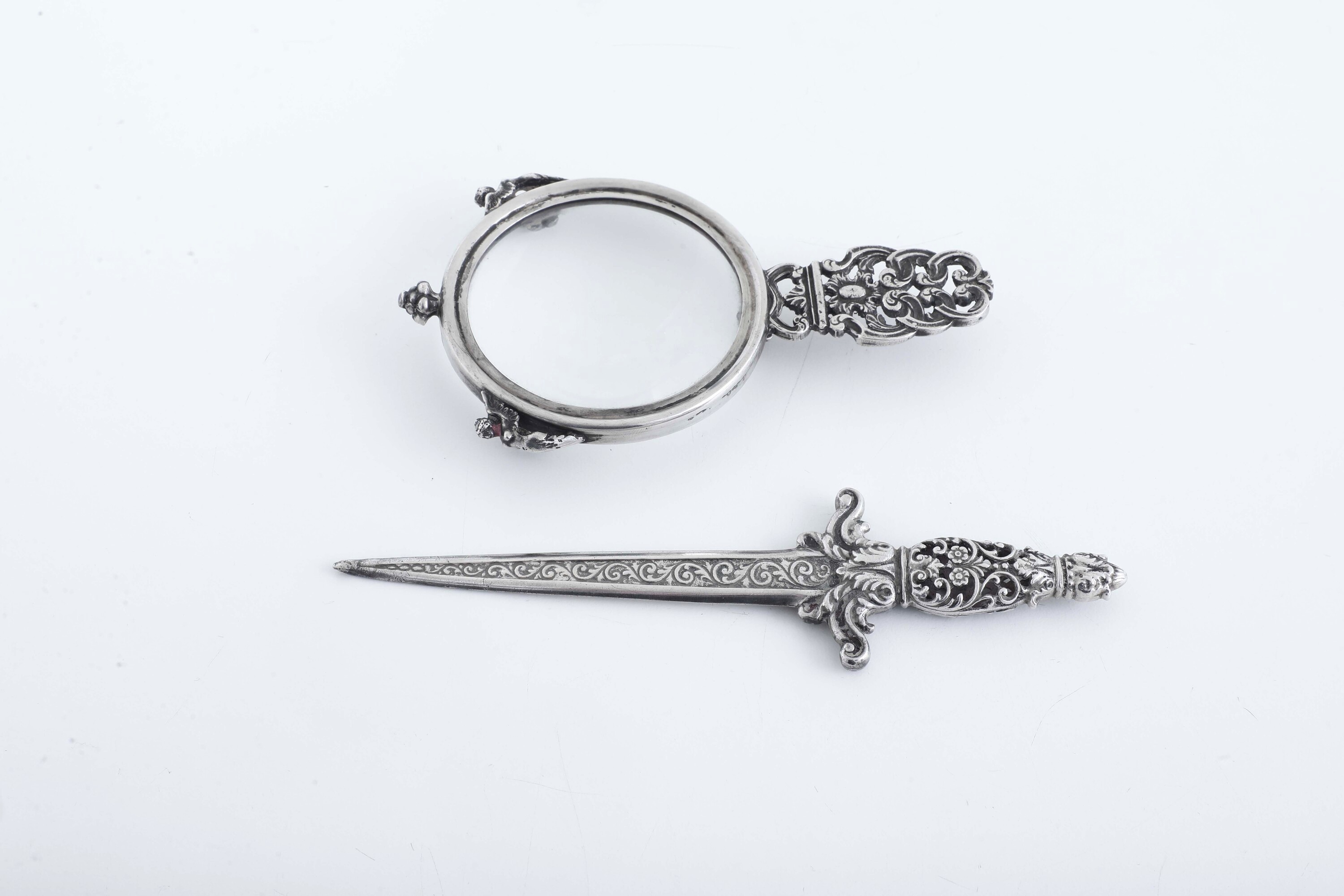 Argenteria milanese del XX secolo, Set da scrivania con fermacarte e lente in argento fuso e sago...