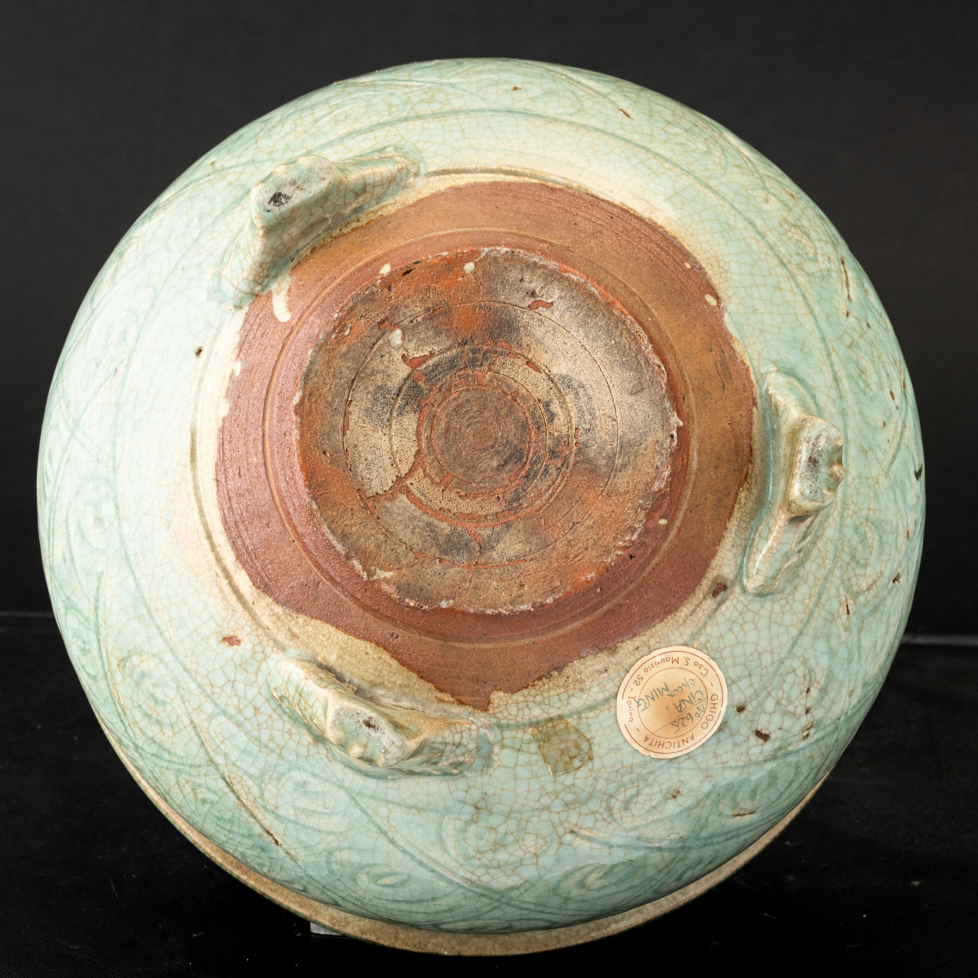Incensiere tripode Longquan, grès con motivi floreali incisi, Cina, Dinastia Ming (XV secolo)