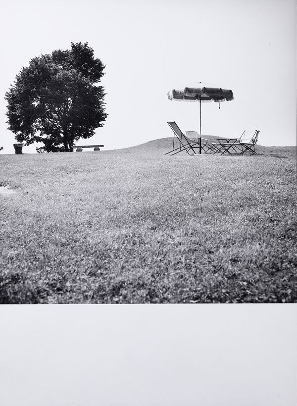 Campanone della Brianza. Vista dell'esterno, albero con ombrellone
