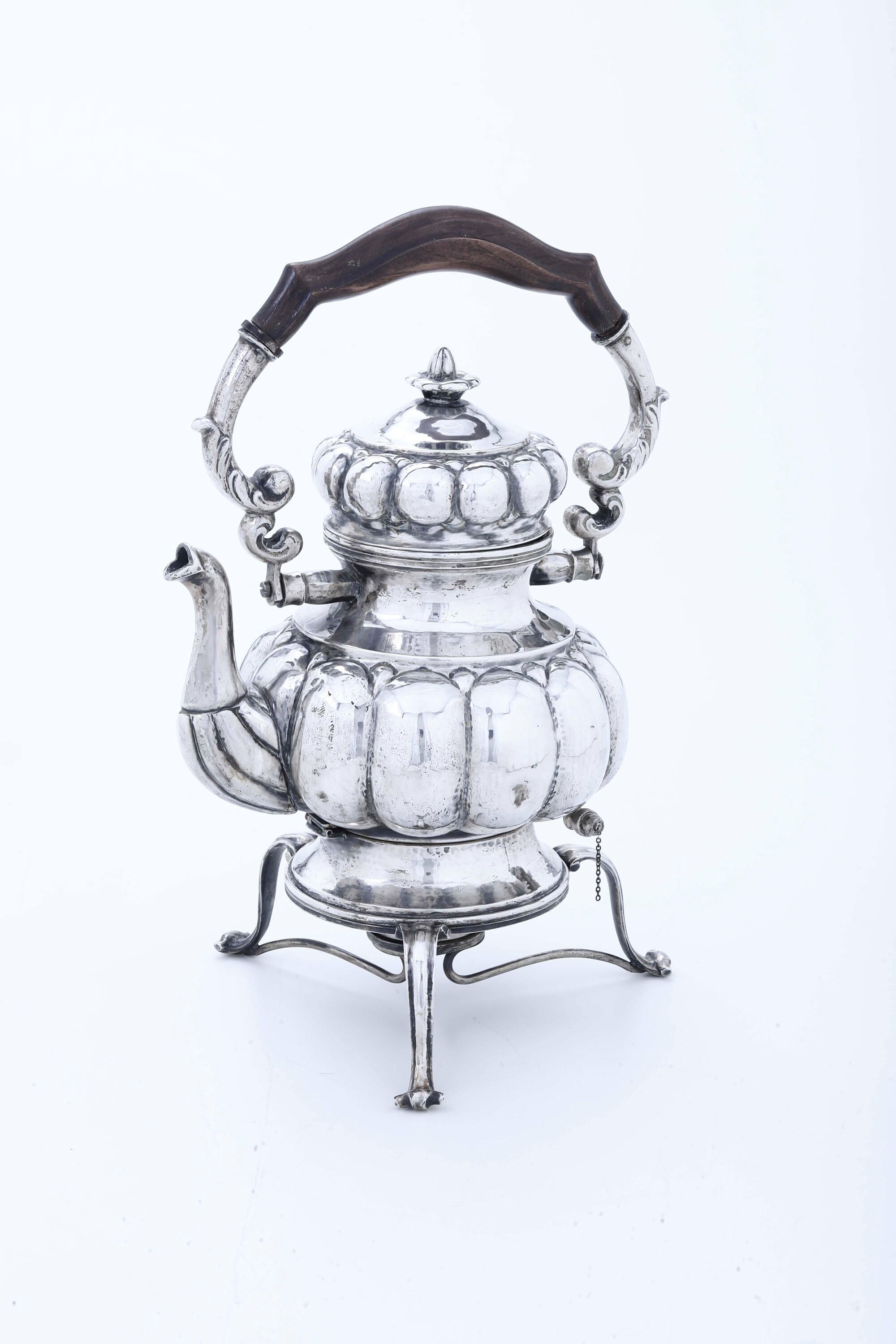 Samovar in argento fuso e sagomato, manico in legno, argenteria italiana del XX secolo