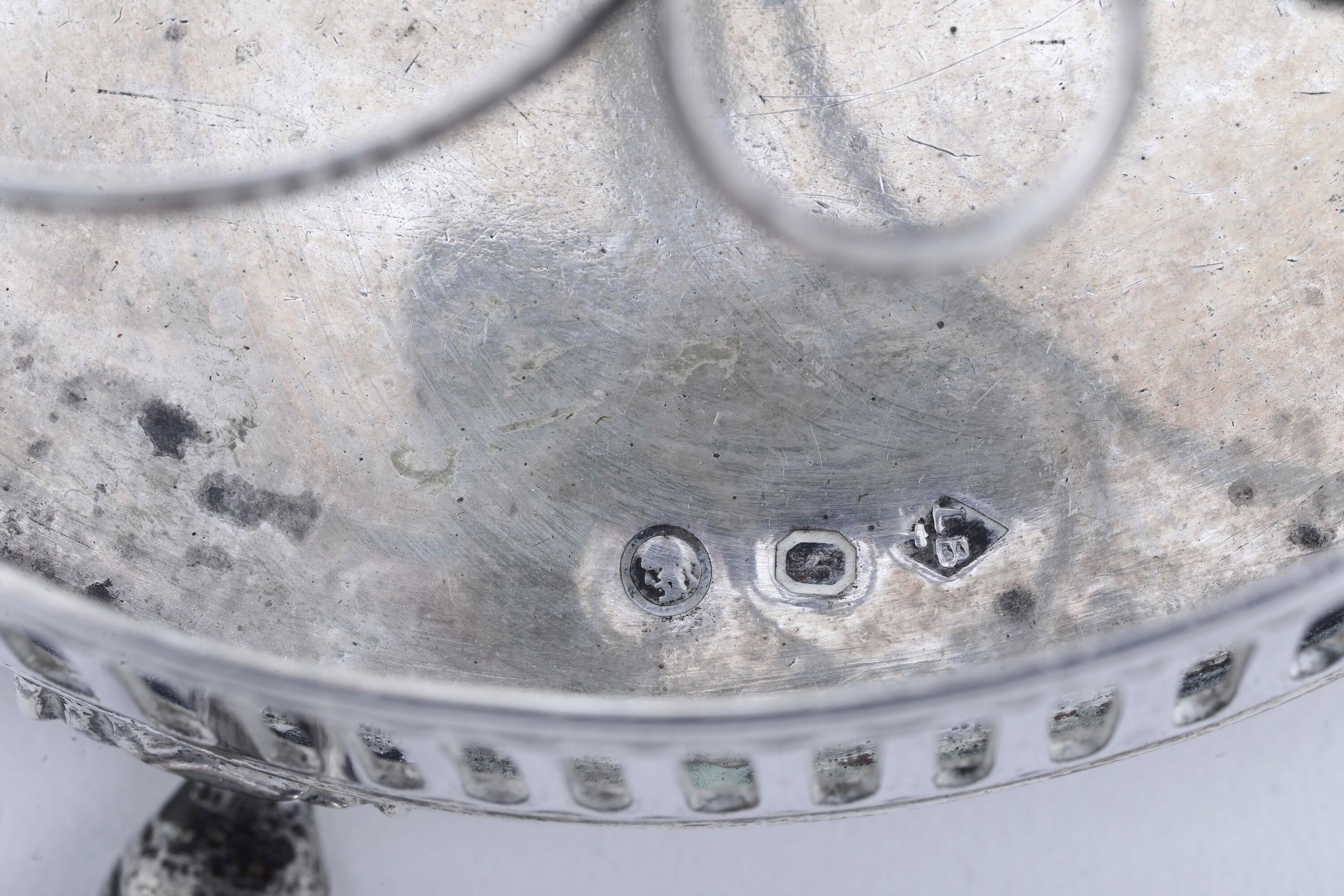 Francia, XIX secolo, Portaspezie (cruet), argento fuso con ampolle in vetro