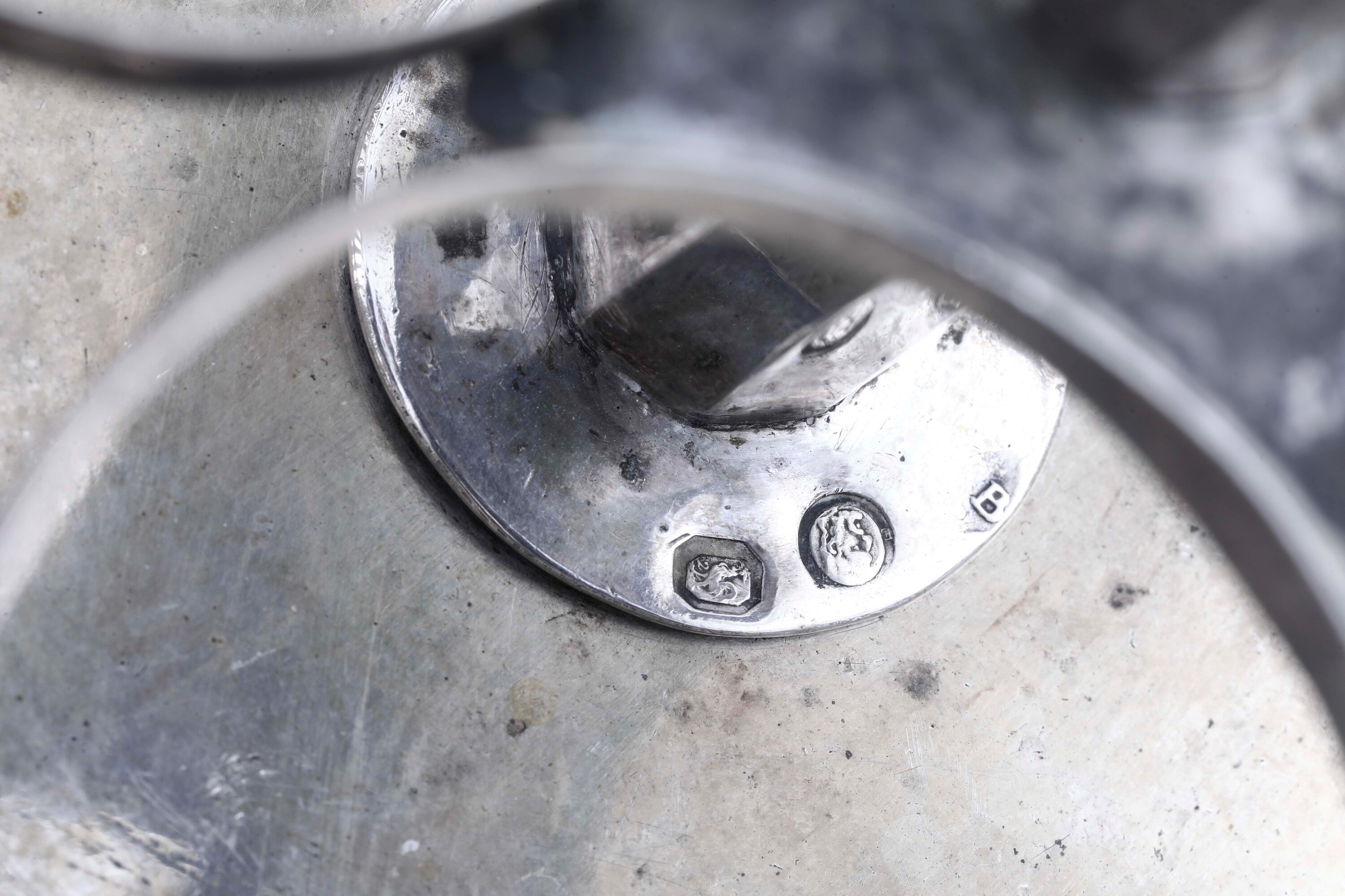 Francia, XIX secolo, Portaspezie (cruet), argento fuso con ampolle in vetro