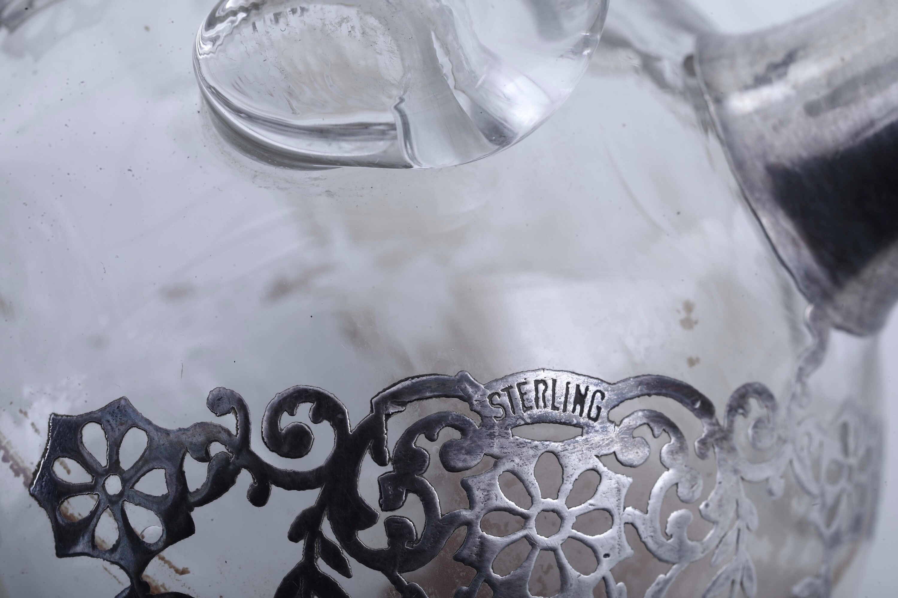 Oliera a due ampolle, finimenti in argento sterling, vetro,  XX secolo